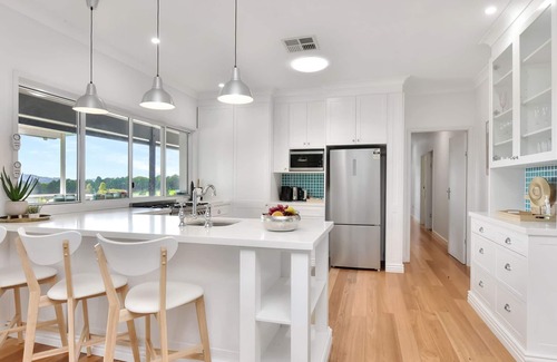 Pokolbin House | Palmers Lane Vineyard Estate and Retreat with Pool offers a large 6br home and 2br cottage