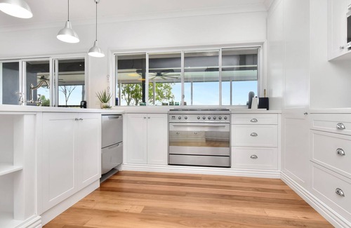 Pokolbin House | Palmers Lane Vineyard Estate and Retreat with Pool offers a large 6br home and 2br cottage