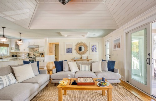 Isle of Palms House | Palmetto by AvantStay | Gorgeous Character Home w/Pool, Sun Room & Pool Table!
