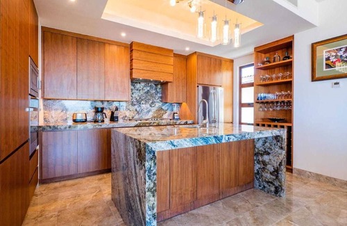Palmilla Villa | Palmilla Dunes Luxurious Penthouse Condo w/Rooftop Terrace and stunning panoramic Ocean views, resort‑style pools, gym & courts (where available), near Palmilla Beach. AC, fast Wi‑Fi, parking. XCLUSIV app + text concierge