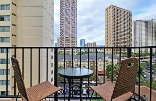 Waikiki Apartment | Palms at Waikiki- 2 Queen Bed Safe & Quiet Honolulu Paradise Location