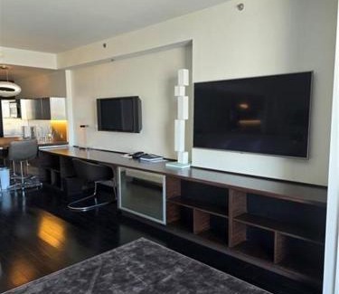 Las Vegas Hotel | Palms Place Hotel Mountain View with Open Balcony