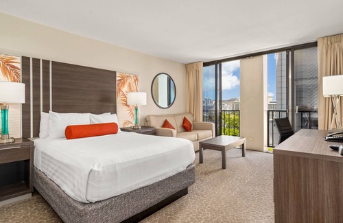 Waikiki Apartment | Palms Studio Sleeps 3 and Includes a dedicated parking spot Free!