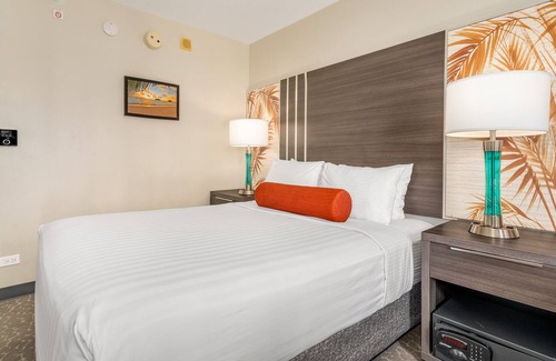 Waikiki Apartment | Palms Studio Sleeps 3 and Includes a dedicated parking spot Free!