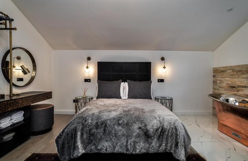 Inverness City Centre Apartment | Pamper yourself in our DOUBLE SIZED copper tub -2 bedroom villa