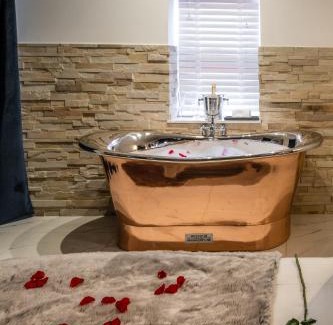 Inverness City Centre Apartment | Pamper yourself in our DOUBLE SIZED copper tub -2 bedroom villa