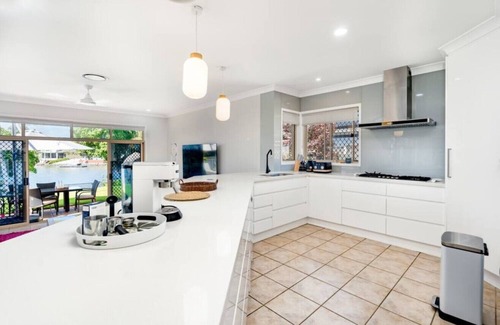 Helensvale House | Panarama Waterview! Waterfront Luxury Holiday Heav
