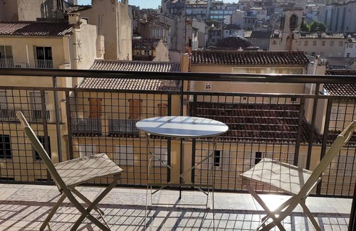 Prefecture Apartment | Panier de Papet | Central Vx-Port, Cours Julien