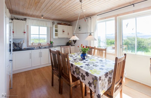 Borgarnes Cottage | Panorama mountain view, and a hot tub :)