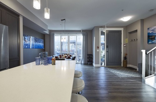 Canmore House | Panorama Mountain Views! Luxurious 5Brs/4.5Ba, Hot Tub, Townhome, Canmore for 12