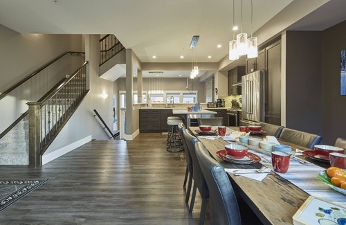 Canmore House | Panorama Mountain Views! Luxurious 5Brs/4.5Ba, Hot Tub, Townhome, Canmore for 12