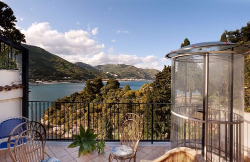 Mazzaro Villa | Panoramic apartment in Taormina with private access to the sea