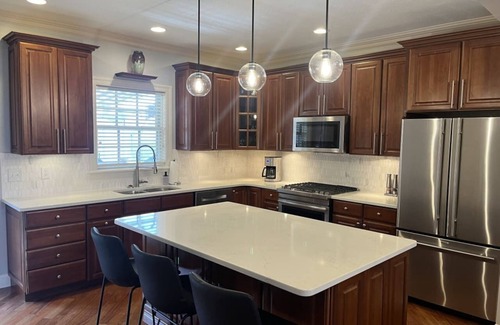 South Side Flats House | Panoramic City Views with Roof Deck |Free Parking
