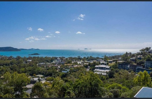 Cannonvale House | Panoramic Island & Ocean Views. Great for Family's & Groups. 2 minutes to Beach