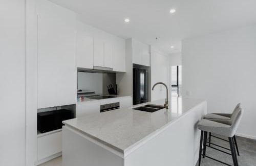 Belconnen Apartment | Panoramic Lake View 2-Bed with Pool, Gym and BBQ