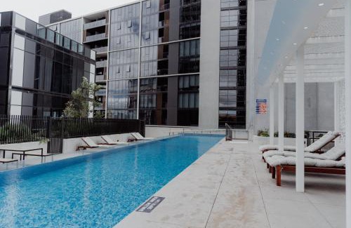 Belconnen Apartment | Panoramic Lake View 2-Bed with Pool, Gym and BBQ