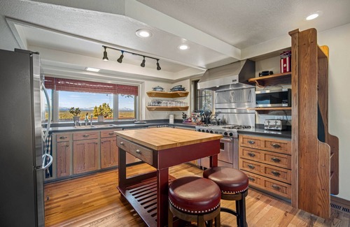 Redmond House | Panoramic Mountain & River Views. Home Plus 3 Master Suite Bungalows.A/C, Fireplace. W/D. Solitude.