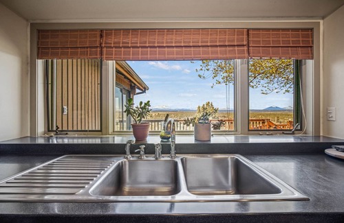Redmond House | Panoramic Mountain & River Views. Home Plus 3 Master Suite Bungalows.A/C, Fireplace. W/D. Solitude.