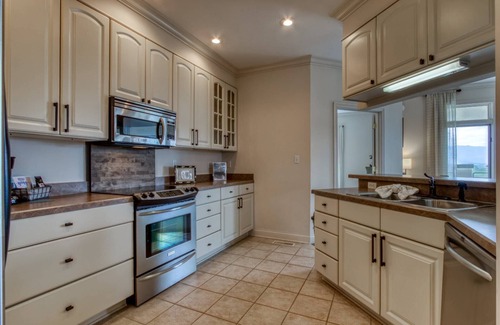 Sevierville House | Panoramic Mountain Range Views! Spacious 2 King BR Chalet w/Garage, Jacuzzi, WiFi & Free Tickets