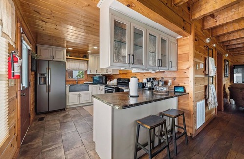 Gatlinburg - Pigeon Forge Cabin | Panoramic Mountain View, Hot Tub, Sleeps up to 12