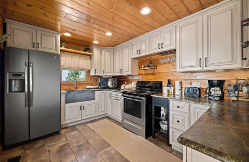 Gatlinburg - Pigeon Forge Cabin | Panoramic Mountain View, Hot Tub, Sleeps up to 12