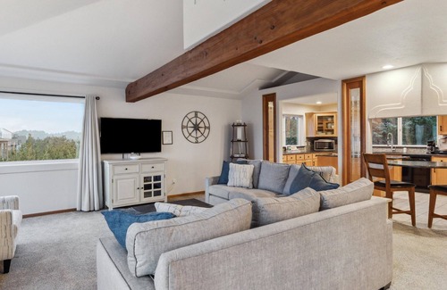 Kiwanda Shores House | Panoramic Ocean and Mtn Views, Spacious Home with Decks and Beach Access Nearby