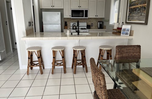West Newport House | Panoramic Ocean View! Oceanfront Duplex, Awesome Location- Lower Unit