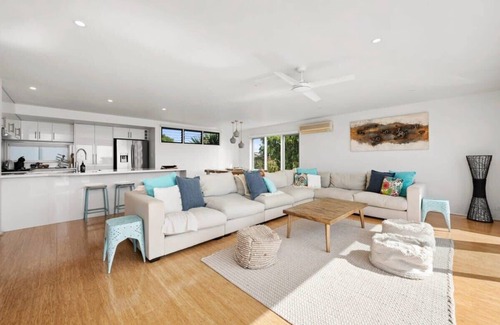 Torquay House | Panoramic Ocean Views in the Heart of Torquay