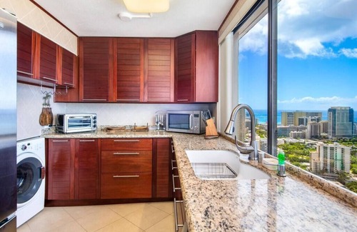 Waikiki Condo | Panoramic Ocean Views Penthouse 601