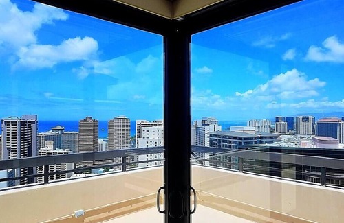 Waikiki Condo | Panoramic Ocean Views Penthouse 601