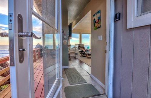 Nelscott House | Panoramic Oceanfront Views, 2 King Suites & Hot Tub in Central Lincoln City!