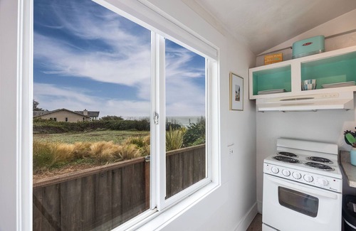 Moss Beach Cottage | PANORAMIC OCEANFRONT PROPERTY ~ SEA GLASS COTTAGE!