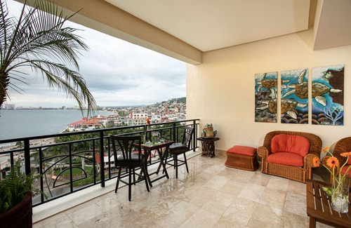 Emiliano Zapata Condo | Panoramic Oceanview, Luxury Condo 3 bd, 3bath on the beach.