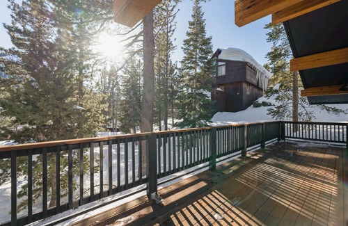 Alpine Meadows House | Panoramic Peaks at Alpine Meadows - Ski Shuttle to Lifts - Fireplace - Newly updated!