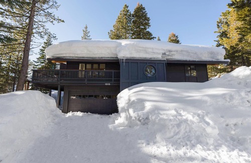 Alpine Meadows House | Panoramic Peaks at Alpine Meadows - Ski Shuttle to Lifts - Fireplace - Newly updated!