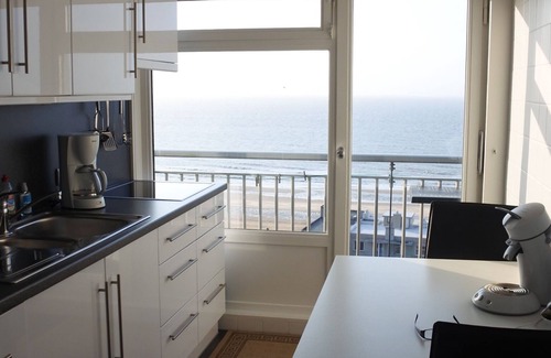 Ostend City Centre Apartment | Panoramic Sea & City views. Amazing 3 bedroom condo one block to the beach!