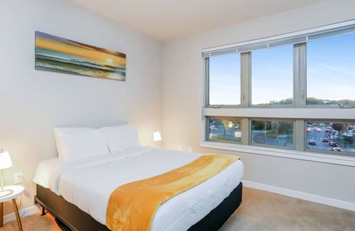 Fairfax Apartment | Panoramic street views, Central Fairfax-Free parking