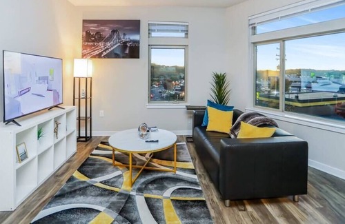 Fairfax Apartment | Panoramic street views, Central Fairfax-Free parking