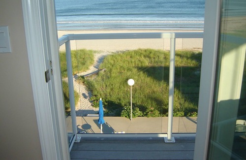 Scarborough Apartment | Panoramic Views & Crashing Waves