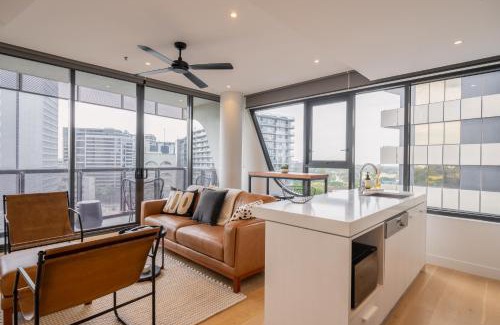 South Melbourne Apartment | Panoramic View - Albert Park Lake & Shrine Views