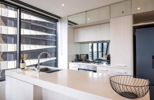 South Melbourne Apartment | Panoramic View - Albert Park Lake & Shrine Views
