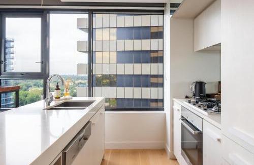 South Melbourne Apartment | Panoramic View - Albert Park Lake & Shrine Views