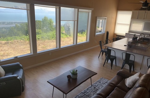 Homer House | PANORAMIC VIEW OF KENAI MOUNTAINS AND HOMER SPIT