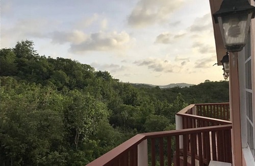 Corinthe Apartment | Panoramic view top floor apartment 10mins from Castries and Rodney Bay