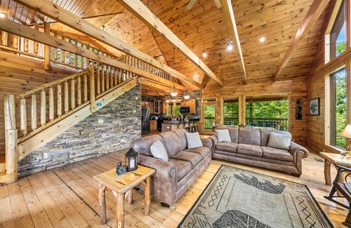 Gatlinburg - Pigeon Forge Cabin | PANORAMIC VIEWS OF GREAT SMOKY MTS. STUNNING VIEWS OF MT. LECONTE ALL YEAR