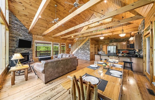 Gatlinburg - Pigeon Forge Cabin | PANORAMIC VIEWS OF GREAT SMOKY MTS. STUNNING VIEWS OF MT. LECONTE ALL YEAR