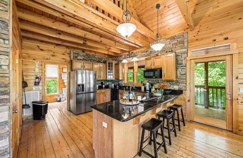 Gatlinburg - Pigeon Forge Cabin | PANORAMIC VIEWS OF GREAT SMOKY MTS. STUNNING VIEWS OF MT. LECONTE ALL YEAR