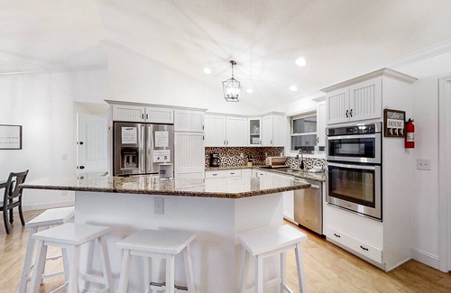 Maynardville Cabin | Panoramic views of Lake Norris, game room & mountain scenery