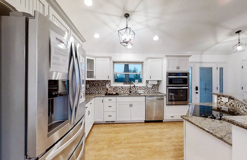 Maynardville Cabin | Panoramic views of Lake Norris, game room & mountain scenery
