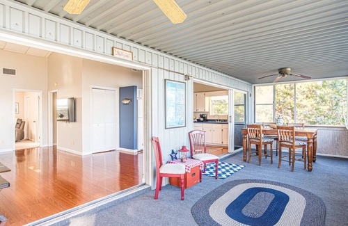 Crystal River House | Panoramic Water Views, Lg Screened SunPorch, Sleeps 6, 1DogOK